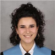 Principalmente doy clases de inglés y francés que es lo que estoy estudiando, además de poder aportar conocimientos de otras materias como lengua española, latín, griego, música…